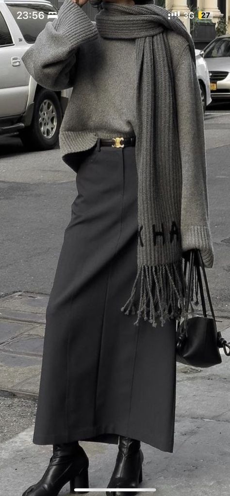 Skirt Winter 2023, Loose Chic Outfit, Grey Skirt Street Style, Maxi Pencil Skirt Outfit, Long Grey Skirt Outfit, Grey Maxi Skirt Outfit, Mode Over 50, Fall Pinterest, Rok Outfit