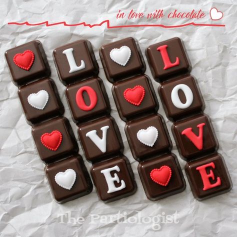 Valentine Chocolate Packaging, Valentines Chocolate Ideas, Decorative Chocolate, Valentine Chocolates, Diy Chocolate Bars, Icing Cake Design, Valentines Day Chocolate, Chocolate San Valentin, Custom Chocolate Bars