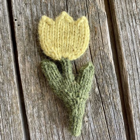 Easter Knitting, Spring Knitting, Knitted Heart Pattern, Knitted Flower Pattern, Knit Crown, Tulip Decor, Knitted Heart, Knitted Flowers, Bird Patterns