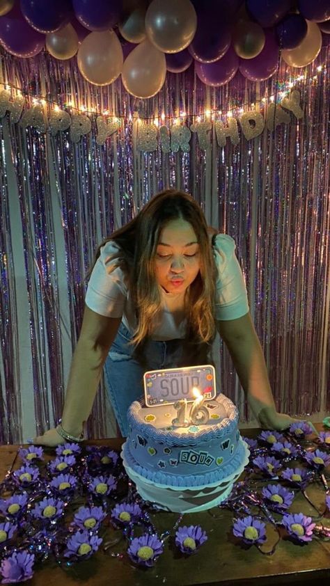 Sour 17 Birthday Party, Sour Themed Birthday Olivia Rodrigo, Sour Olivia Rodrigo Birthday Party, Olivia Rodrigo Themed Party, Olivia Rodrigo Party Ideas, 17th Birthday Ideas, 16th Birthday Decorations, Birthday Goals, Friends Cake