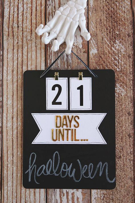 Chalkboard Countdown, Christmas Countdown Diy, Halloween Chalkboard, Halloween Countdown Calendar, Days Until Halloween, Diy Chalk, Halloween Countdown, Diy Chalkboard, Pumpkin Halloween Decorations