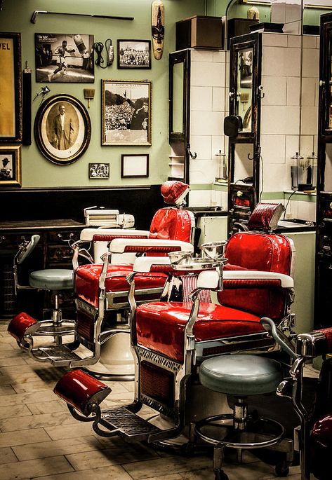 Old Fashion Barber Shop, Old School Barber Shop, Barber Shop Pictures, Barber Shop Vintage, Barbershop Design Interior, Classic Barber Shop, Mobile Barber, Small Mudroom Ideas, Barber Shop Interior