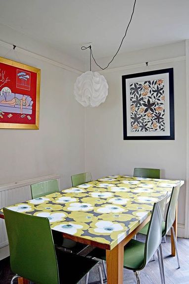 My friend Wendy's dining table was looking battered and in need of some love. It even had a great big dirty iron mark on it. The table was the focal point of her lounge dinner and used not just for eating at, but her and her boys also did use the table for art and crafts. We decided to upcycle it with wallpaper just like she did with her garbage bin (see it here). Wendy's decor style was mid-century modern so she wanted to revamp the table with something to fit that decor.She also w… Decoupage With Wallpaper, Wallpapered Table Top, Wallpaper Table Top Diy, Wallpaper On Furniture Diy, Wallpaper Coffee Table, Wallpaper On Table Top, Wallpaper On Table, Decoupage Dining Table, Wallpaper Table Top