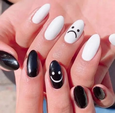 Cute One Nail Design, Black And White Nails Easy Simple, White And Black Nails Design Simple, White Nails With Designs Gel, Cute Black Short Nails Ideas, Black And White Simple Nail Designs, Simple Nails Design Black, Nail Designs Summer Black, Cool Black And White Nails