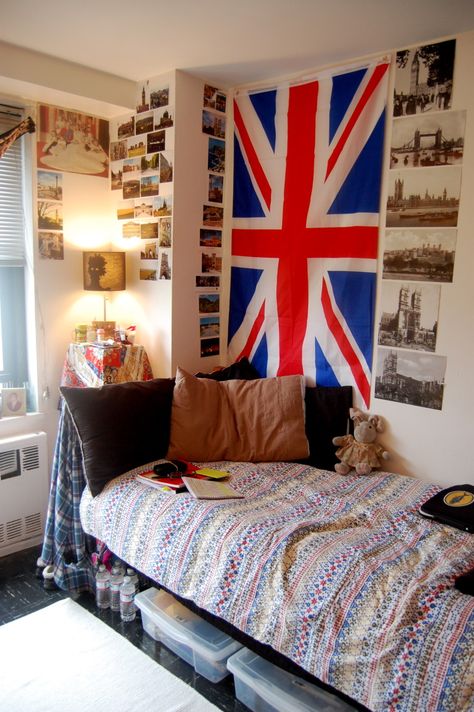 Love it and especially the British flag <3 Flag Bedroom Ideas, Flags In Bedroom, College Collage, Teen Room Designs, Dorm Stuff, Dorm Design, Dream Dorm, Australian Flag, Dorm Organization