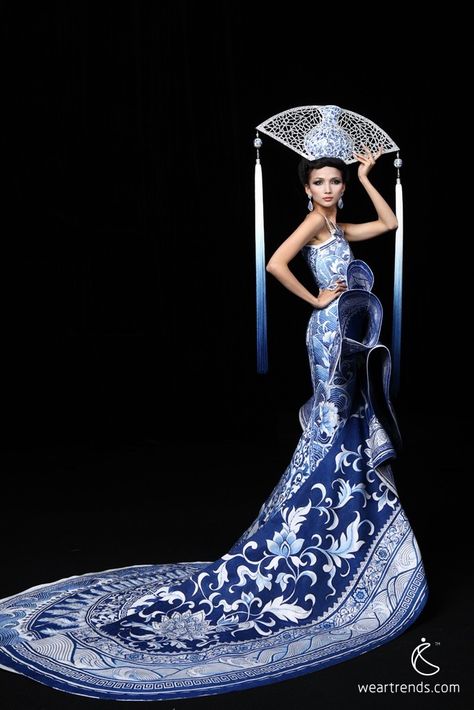 A model presents a creation by Chinese designer Xu Ming for a haute couture collection at China Fashion Week in Beijing November 1, 2012 - XU Ming est née le 2 juin 1965 à Heilongjiang. Description from pinterest.com. I searched for this on bing.com/images Guo Pei, Look Formal, Blue And White Dress, Chinese Dress, Moda Vintage, Gorgeous Gowns, China Fashion, Beautiful Gowns, Asian Fashion