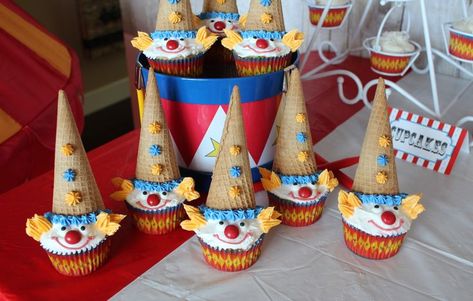 Circus Party Snack Ideas, Fair Themed Cupcakes, Fair Themed Cake, Clown Birthday Party Ideas, Circus Theme Cupcakes, Dnd Snacks, Make Clown, Carnival Themed Cakes, Carnival Party Foods