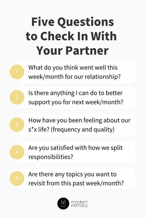 White background with 5 questions to ask for a relationship check in. Question 1: "What do you think went well this week/month for our relationship?" Questions 2: "Is there anything I can do to better support you for next week/month?" Question 3: "How have you been feeing about our s*x life? (frequency and quality)" Question 4: "Are you satisfied with how we split responsibilities?" Question 5: "Are there any topics you want to revisit from this past week/month?" Couple Check Up Questions, Relationship Check Up Questions, How To Talk To Your Partner About Your Feelings, Partner Check In, How To Check In With Your Partner, Relationship Questions Counseling, Partner Check In Questions, Communication Tips Couples, Questions To Check In With Your Partner