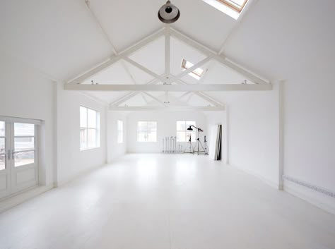 Photography Studio Spaces, Photo Studio Design, Scene Photography, Lifestyle Studio, Set Photography, Home Studio Photography, Garage Studio, Boutique Inspiration, Warehouse Design