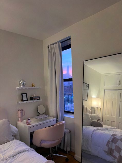 New York Bedroom Aesthetic, New York City Bedroom, Desk Set Up Aesthetic, New York Condos, Sunset Nyc, New York Bedroom, Nyc Sunset, College Bathroom, City Bedroom