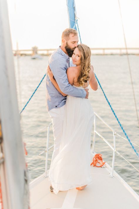 Yacht Couple, Yacht Shoot, Sailboat Photos, Sailboat Photoshoot, Boat Poses, Boat Engagement Photos, Engagement Photo Shoot Beach, Boat Engagement, Sailboat Engagement