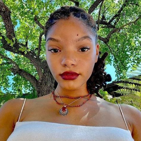 Halle Bailey Icons, Chloe X Halle Aesthetic, Hailey Bailey, Chloe Halle, Chloe And Halle, Chloe X Halle, Halle Bailey, Black Femininity, Locs Hairstyles