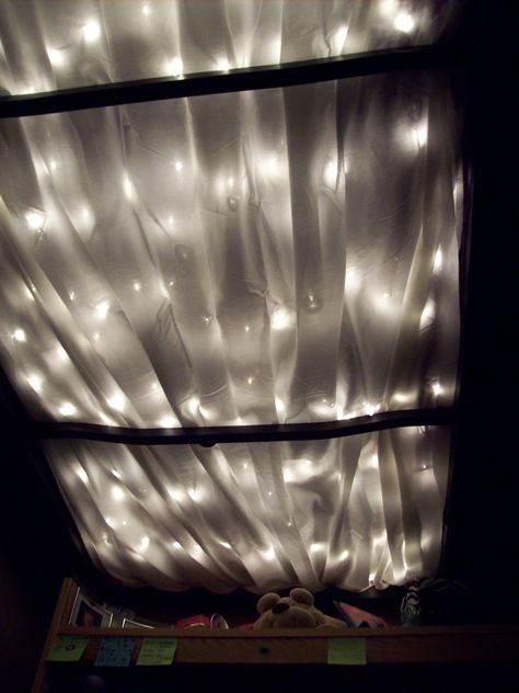 white light strand and a white sheet draped under a college dorm bed. cute lighting Bottom Bunk Decor, Bottom Bunk Bed Decorating Ideas, Bunkbed Ideas, College Dorm Bed, Cute Lighting, Comfy Rooms, Bed Fort, Dorm Bed, Diy Bunk Bed