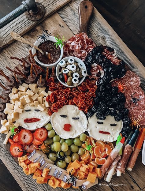 Hocus Pocus Meat And Cheese Board, Hocus Picks Charcuterie, Witch Snack Board, Charcuterie Board Ideas Movie Night, Halloween Movie Snack Board, Witches Charcuterie Board, Witch Theme Charcuterie Board, Sanderson Charcuterie Board, Spooky Food Board