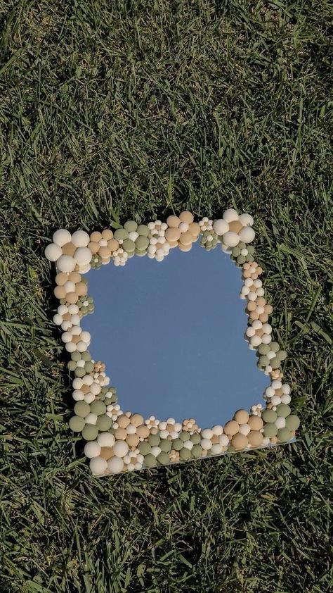 Aesthetic Flower Mirror, Clay Flowers On Mirror, Foam Clay Crafts Aesthetic, Diy Mirror Frame Ideas Aesthetic, Foam Clay Mirror Ideas, Clay Mirror Frame Aesthetic, Model Magic Clay Ideas Aesthetic, Diy Clay Picture Frame, Flower Clay Mirror