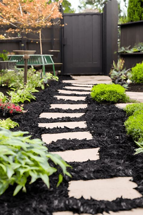 14 Best Black Mulch Landscaping Ideas - Blooming Anomaly Mulch Backyard Ideas, Black Mulch Landscaping Ideas, Black Mulch Landscaping, Mulch Landscaping Ideas, Black Rubber Mulch, Daycare Playground, Brown Mulch, Types Of Mulch, Rubber Mulch