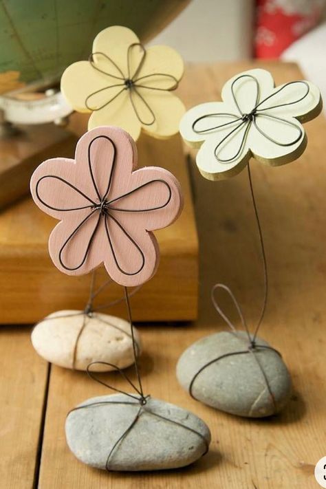 Daisy Decorations, Daisy Daisy, Table Centerpiece Decorations, Wire Flowers, Hoppy Easter, Wire Crafts, Rock Crafts, Skagen, Metal Crafts