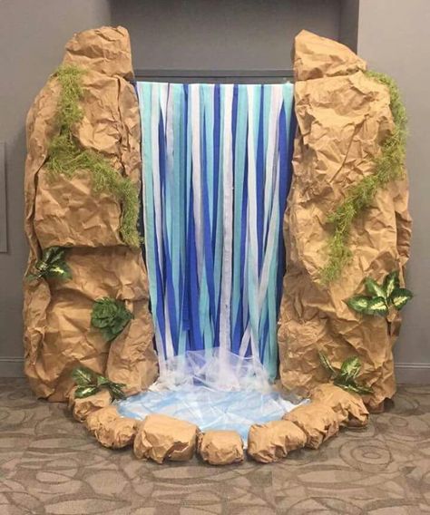 Waterfall Decoration, Amazing Waterfall, Jungle Decorations, Fest Temaer, Moana Party, Deco Nature, Birthday Party Crafts, Ideas Minecraft, Jungle Party