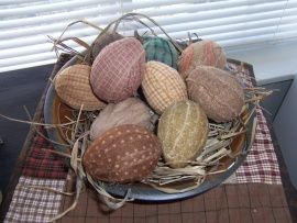 Rag Egg Tutorial Primitive Easter Eggs, Primitive Easter Crafts, Fabric Easter Eggs, Primitive Easter Decor, Fabric Eggs, Primitive Decorations, Primitive Decor Ideas, Primitive Spring, Idea Paint