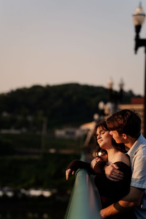 Bridge Photoshoot Photo Ideas Couple, Bridge Photoshoot Ideas, Bridge Photoshoot Couples, Bridge Photoshoot Photo Ideas, Couples Photoshoot Poses Bridge, Outdoor Couple Poses, Sunrise Photoshoot Ideas, Bridge Engagement Pictures, Bridge Couple Poses