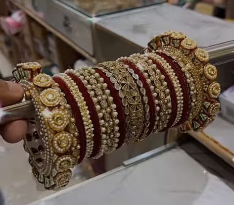 Bridal Bengal Set, Bride Bangles Indian Bridal, Bangle Set For Bride, Chura Designs Bridal, Kangan Design, Rajwadi Bangles, Red Saree Wedding, Sabyasachi Bridal, Wedding Jewellery Designs