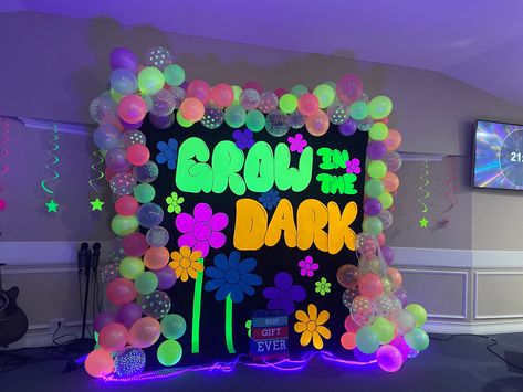 Glow In The Dark Photo Backdrop, Summer Pool Party Decorations, Halloween Dance, Glow Birthday Party, Glow Birthday, Pool Party Decorations, Summer Pool Party, Balloon Arrangements, Kids Adventure