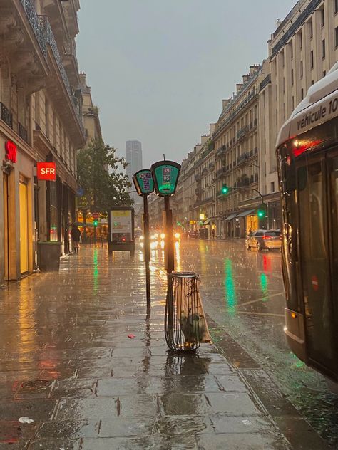 Rainy Uk Aesthetic, Paris Raining, Marianne Core, Rainy Paris Aesthetic, Aesthetic London Pictures, Paris Streets Aesthetic, Rainy London Aesthetic, Paris Rainy Day, Outdoor Camping Outfits