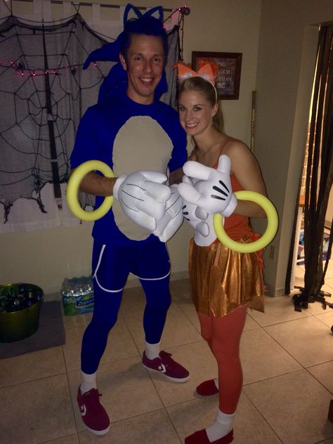 Sonic and tails halloween costume Sonic Women Costume, Sonic Tails Costume Women, Sonic And Amy Costume, Sonic And Tails Costume, Sonic Tails Costume, Knuckles Costume, Sonic Costume Women, Sonic Family Halloween Costumes, Sonic The Hedgehog Costume