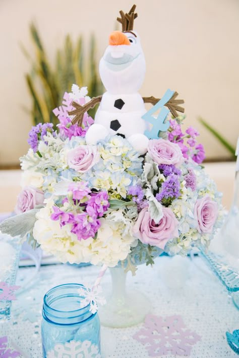 Elsa And Anna Centerpieces, Frozen 2 Centerpiece Ideas, Elsa Centerpiece Ideas, Frozen Birthday Table Decorations, Frozen First Birthday Party, Frozen Birthday Party Centerpieces, Frozen Theme Centerpieces, Frozen Centerpiece Ideas, Frozen Birthday Centerpieces