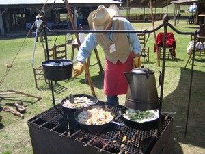 This looks like a great campfire set-up.  But can the grate be raised and where do you add more fuel if needed? Camping Ovens, Chuckwagon Cooking, Cowboy Fire Pit, Campfire Cooking Equipment, Chuck Wagon Cooking, Cowboy Kitchen, Cowboy Grill, Cowboy Camp, Cowboy Cooking