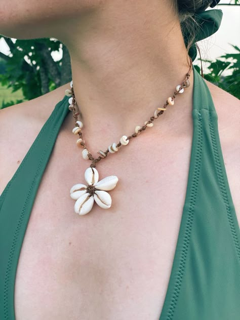 Cowrie Shell Flower Diy, Diy Shell Jewelry, Cowrie Necklace, Cowrie Shell Jewelry, Earthy Necklace, Hip Jewelry, Surf Jewelry, Island Jewelry, Seashell Jewelry