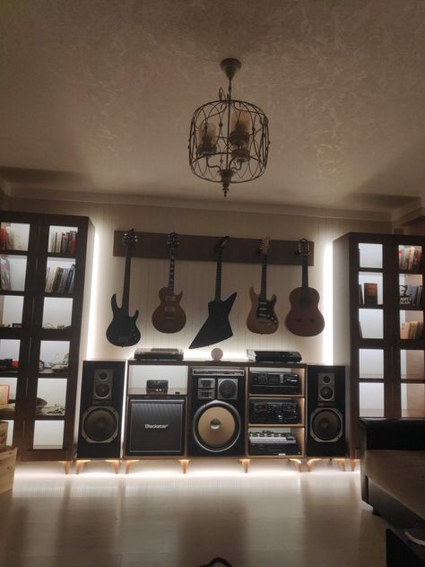 Guitar Room Aesthetic, Music Room Ideas Home Studio, Guitar Room Decor, Room Aesthetic Dark, Room Western, Musician Room, Music Themed Rooms, Aesthetic Guitar, Music Room Design