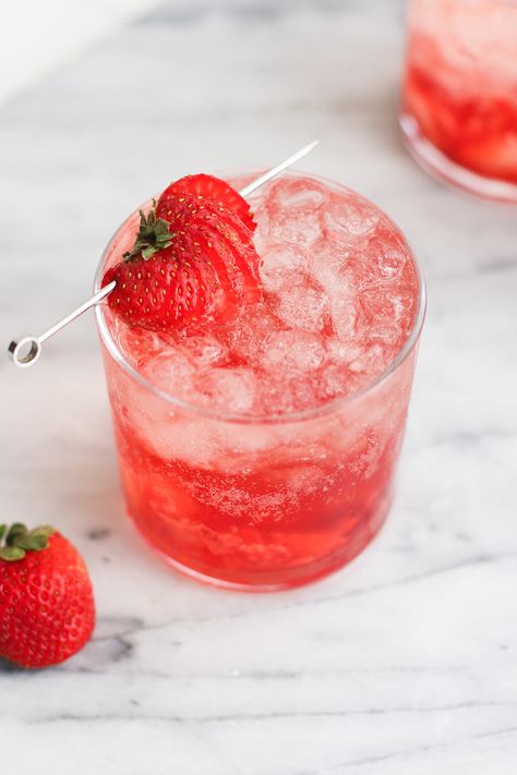 Rose Spritzer, Lemonade Spritzer, Spritzer Recipes, Strawberry Rose, Wine Spritzer, Fresh Summer Salad, Rosé Wine, Strawberry Roses, Strawberry Wine