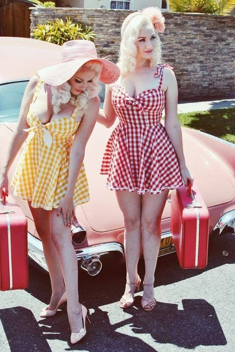 Mode Rockabilly, 50s Aesthetic, Rockabilly Girls, Rockabilly Girl, Pinup Vintage, Robes Vintage, Vintage Blog, Pin Up Vintage, Pinup Style