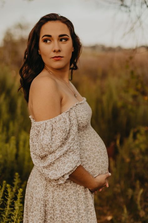 Maternity Photoshoot Outfit Ideas, Maternity Outfits For Photoshoot, Maternity Session Ideas, Maternity Photo Dress, Maternity Photoshoot Dresses, Maternity Shoot Dresses, Maternity Photography Outfits, Maternity Outfit Ideas, Golden Hour Maternity