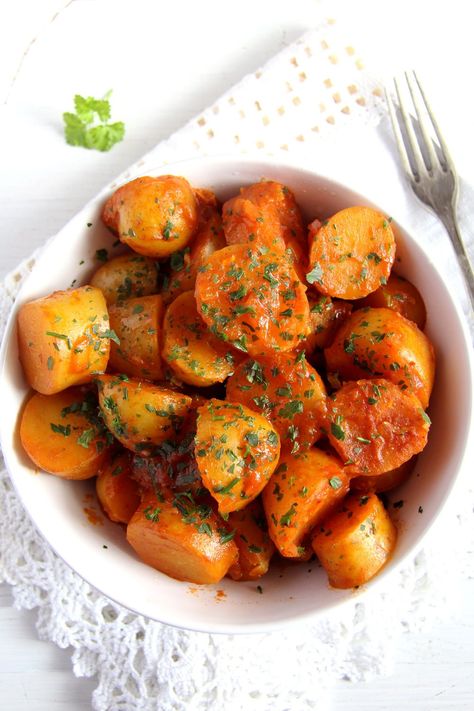 Greek Potatoes In Tomato Sauce, Potatoes In Tomato Sauce, Potato Tomato Recipe, Meaty Chili, Tomato Potato, Potato Sauce, Food Combos, Kenyan Food, Greek Potatoes