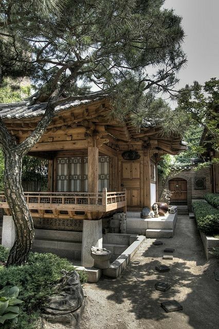 Hanok House, Korean Traditional House, Traditional Korean House, Hanok Village, Bukchon Hanok Village, Asian House, Japanese Home Design, Japan Architecture, Asian Architecture