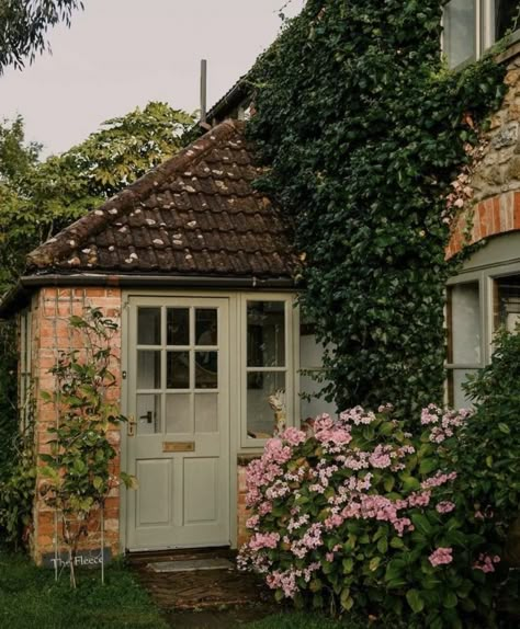 Quiet Architecture, Countryside Cottage, Pink Glasses, Countryside House, Dream Cottage, Cottage Life, Little Cottage, Garden Cottage, English Countryside