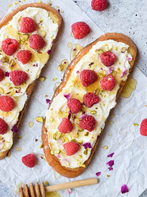 Lemon Ricotta Raspberry Toast - Brunch & Batter Lemon Ricotta French Toast, Raspberry Toast, Ricotta Toast Recipes, Blackberry Ricotta, Ricotta Spread, Ricotta French Toast, Gourmet Toast, Raspberry Breakfast, Fancy Toast