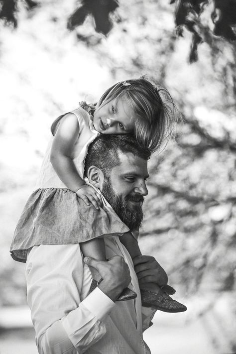 I Photograph The Special Bond Between Fathers And Their Children That I've Never Experienced Myself Father Daughter Asthetic Picture, Father Daughter Pictures, Father Daughter Photos, Daughter Photo Ideas, Manifest Board, Father Daughter Photography, Father And Daughter Love, Family Photoshoot Poses, Summer Family Photos