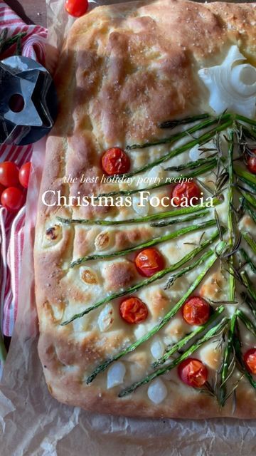 Focaccia Christmas, Christmas Focaccia, Garden Focaccia, Easy Focaccia Recipe, Homemade Focaccia, Foccacia Bread, Onions And Tomatoes, Pearl Onions, Farm Fresh Recipes