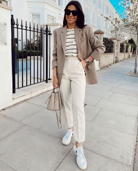 Beatriz sur Instagram : The beige palette 🤎🤍 Blazer: @arketofficial Trousers: @zara (ref. 1608/1132/251) Top: @mango Trainers: #veja via @allsole (BEATRIZ15- 15%… Aesthetic Lawyer, Beige Blazer Outfit, Blazer Outfits Women, Beige Palette, Lawyer Fashion, Style Parisienne, Classic Style Outfits, Beige Outfit, Zara Outfit