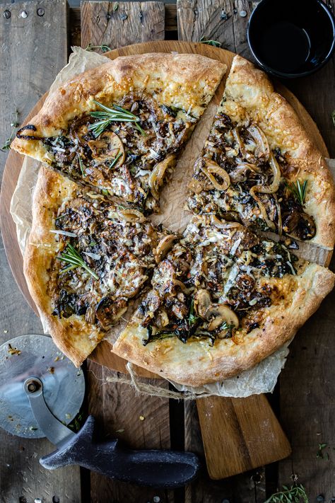 Balsamic Mushroom, Raclette Originale, Caramelized Onions And Mushrooms, Balsamic Mushrooms, Half Baked Harvest Recipes, Onion Pizza, Goat Cheese Pizza, Mushroom Pizza, Harvest Recipes