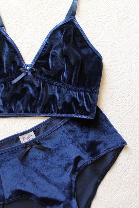 Velvet Lingerie, Lingerie Inspiration, Pretty Lingerie, Beautiful Lingerie, Mode Inspiration, Men's Accessories, Blue Velvet, Look Fashion, Lingerie Set