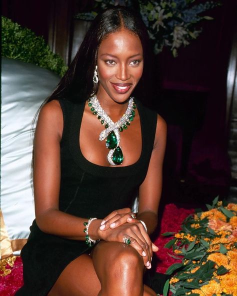 That illusive Life on Instagram: “In January 1998 Naomi Campbell wore the Cartier eternity snake necklace at a Cartier dinner party. It featured nearly 4,000 diamonds and a…” New Yorker Tennis, Vintage Alhambra Pendant, Model Dream, Bracelets Green, Alhambra Pendant, Freakum Dress, Cartier Necklace, Models Off Duty Style, 90s Supermodels