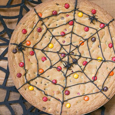 Spiderweb Cookie Cake Spider Web Cookies, Halloween Treats To Make, Fun Halloween Treats, Halloween Food Desserts, Giant Cookie, Halloween Food Treats, Halloween Treats Easy, Halloween Baking, Spider Webs