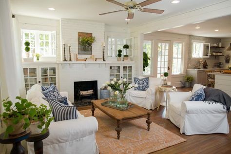 Stile Joanna Gaines, Fixer Upper Living Room, Country Living Room Design, Fixer Upper Decor, Farmhouse Style Living Room, French Country Living Room, Coastal Living Rooms, Country Living Room, Design Del Prodotto