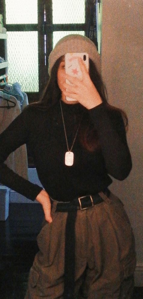 Cargo Pants And Turtle Neck Outfit, Cargo Pants Turtleneck Outfit, Dark Academia Outfit Black Pants, Turtleneck And Cargo Pants, Black Cargo Pants Outfit Aesthetic, Turtle Neck Outfit Women Casual, Turtleneck Outfit Aesthetic, Aesthetic Cargo Pants Outfit, Turtleneck Top Outfit