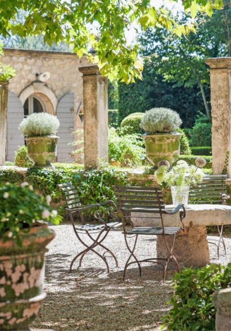 French Chateau Interiors, France Countryside, French Courtyard, Provence Garden, Chateaux Interiors, French Exterior, French Country Garden, Encouraging Quotes, Mediterranean Garden