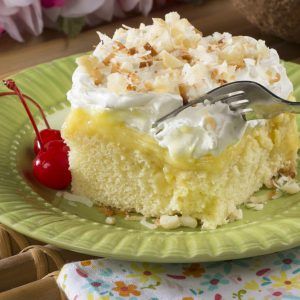 Hawaiian Wedding Cake Easy Cake Mix Desserts, Hawaiian Cheesecake, Hawaiian Wedding Cake, Hawaiian Poke, Hawaiian Desserts, Cake Mix Desserts, Vanilla Cake Mixes, Fruitcake Recipes, Poke Cakes